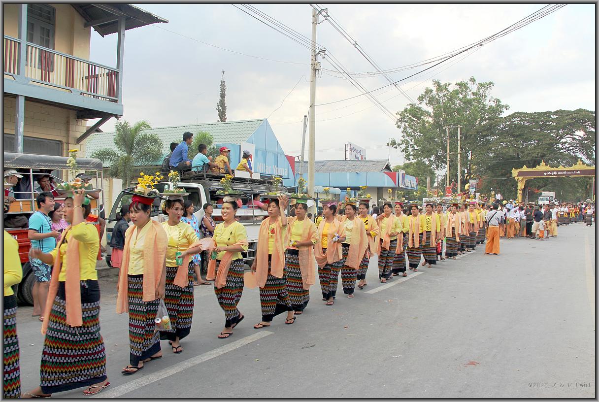 Menschenkolonnen mit Geschenken