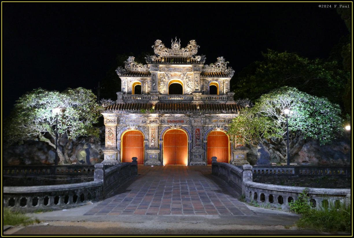 Hien Nhon-Tor bei Nacht