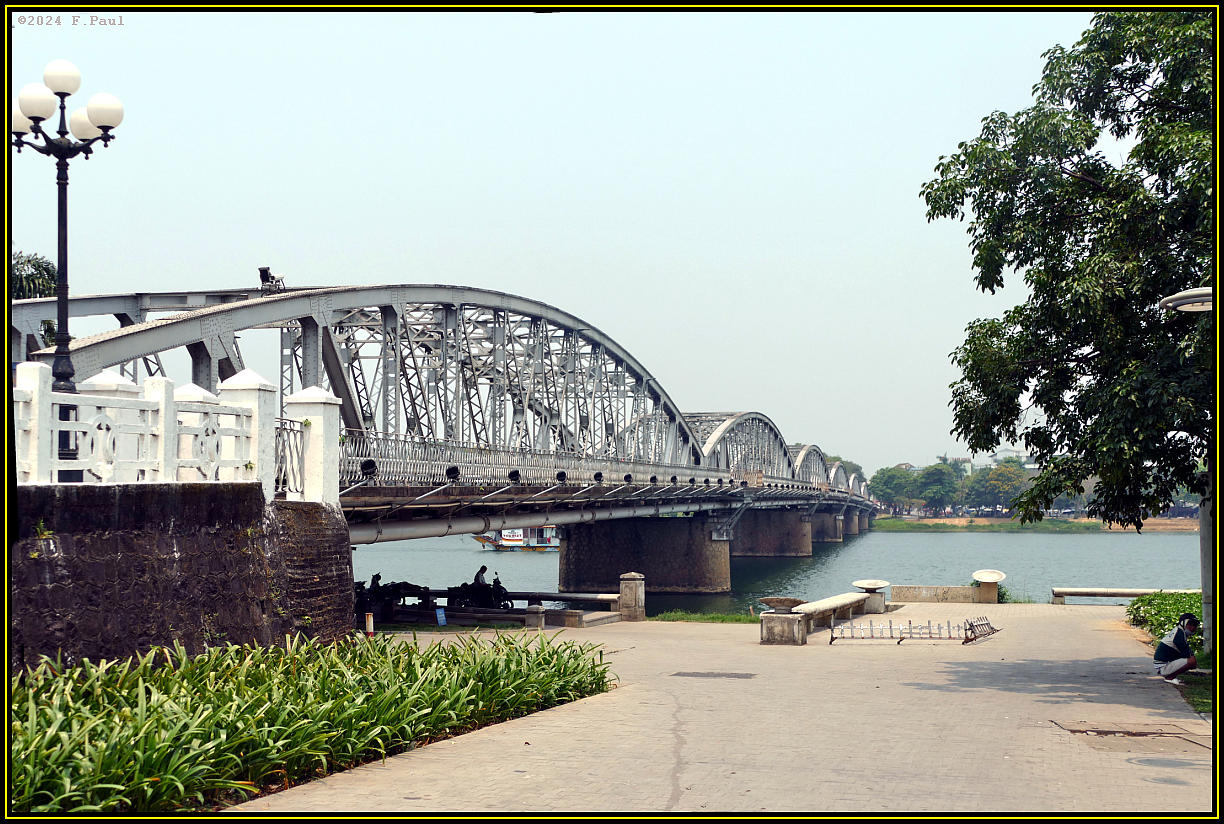 Truong Tien-Bruecke bei Tageslicht