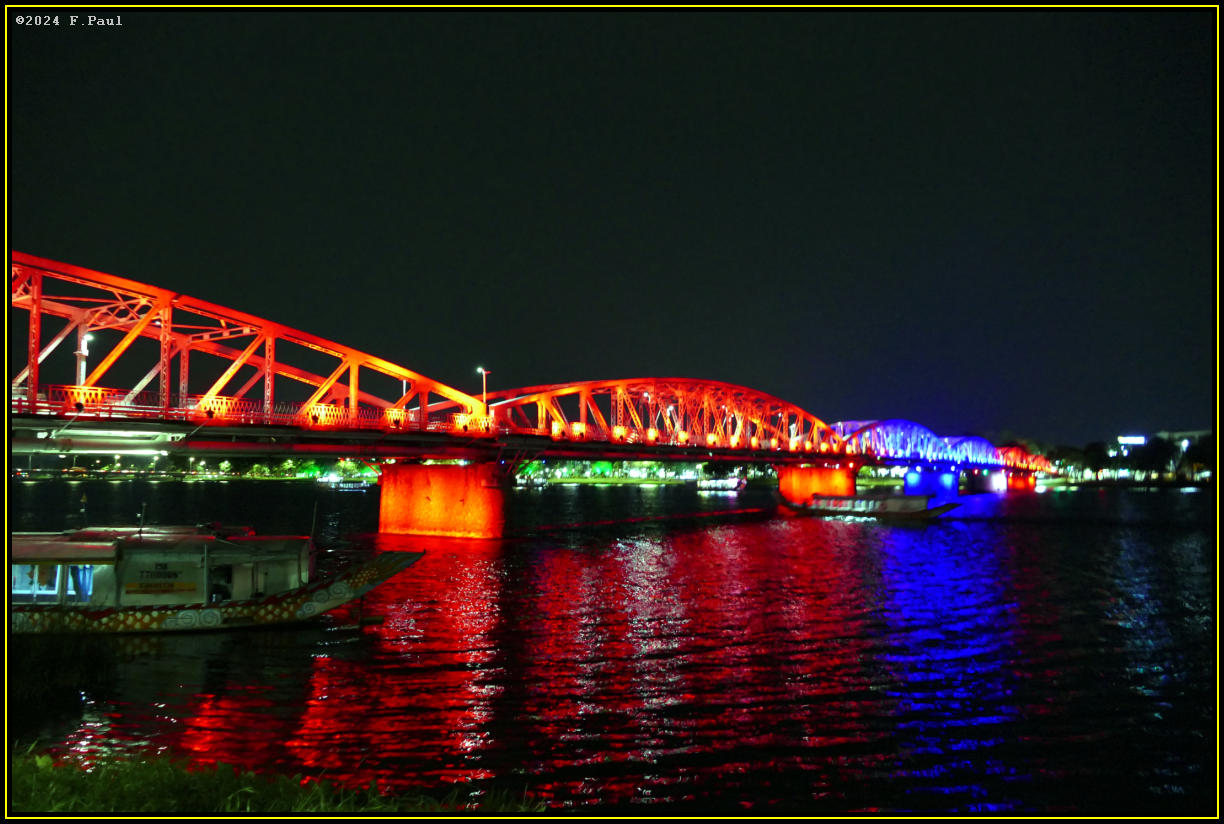 Truong Tien-Bruecke bei Nacht
